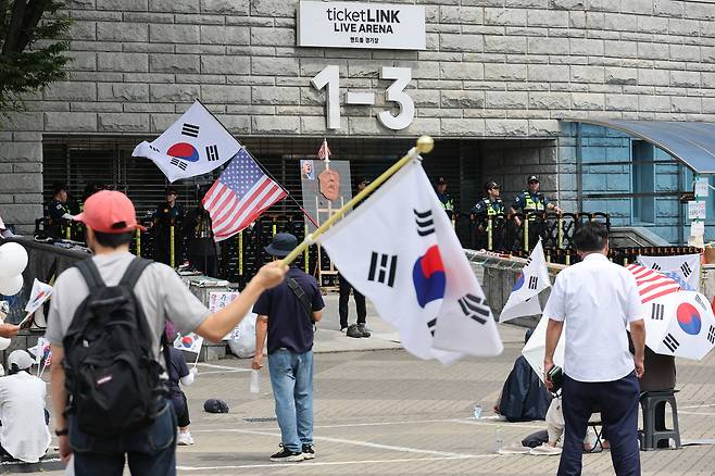 잠실 개표소 봉쇄 시위. 연합뉴스