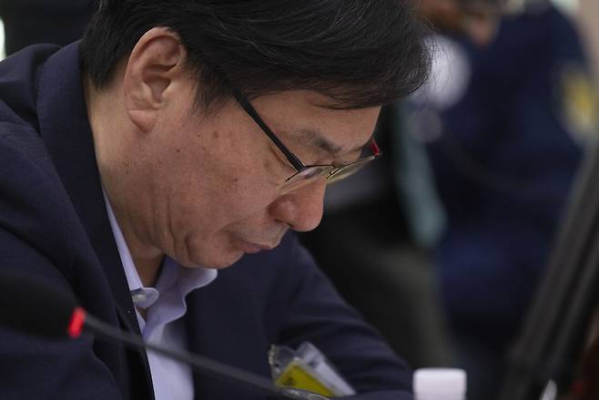 4월14일 국회 '윤석열 정권 정치검찰 조작기소 의혹 사건 진상규명' 국정조사특별위원회에서 열린 쌍방울 대북 송금 사건 관련 청문회에서 증인으로 나선 이화영 전 경기도 평화부지사가 굳은 표정으로 회의 시작을 기다리고 있다. ⓒ시사IN 이명익