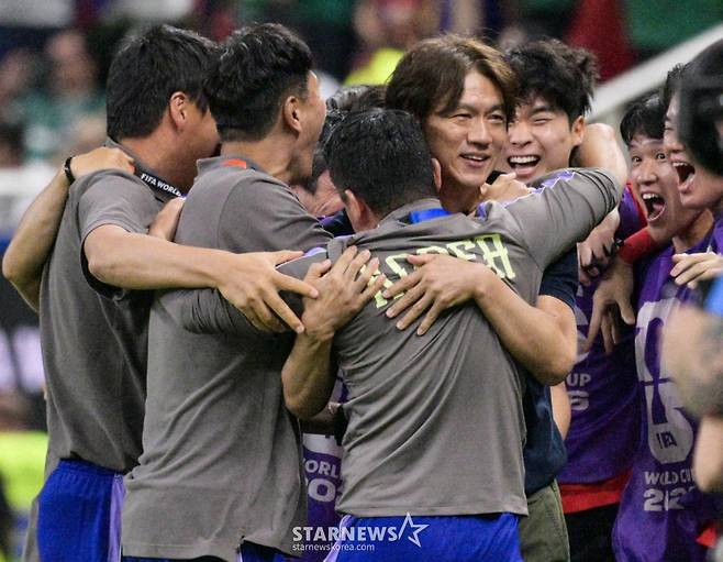 2026 북중미월드컵 A조 예선 대한민국-체코전이 12일(한국 시간) 멕시코 과달라하라 에스타디오 아크론에서 열렸다.  홍명보 감독이 2-1 승리 상황에서 종료 휘슬이 울리자 선수단과 기뻐하고 있다. /사진=김진경 대기자