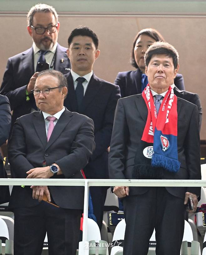 2026 북중미월드컵 A조 예선 대한민국-체코전이 12일(한국 시간) 멕시코 과달라하라 에스타디오 아크론에서 열렸다.  박항서 지원단장과 차범근 전 감독이 걍기 재시를 기다리고 있다. /사진=김진경 대기자