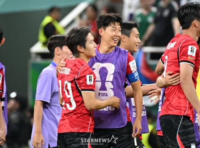 2026 북중미월드컵 A조 예선 대한민국-체코전이 12일(한국 시간) 멕시코 과달라하라 에스타디오 아크론에서 열렸다.  손흥민이 체코에 2-1로 극저인 역전 승리를 거두자 이강인과 기뻐하고 있다. /사진=김진경 대기자.