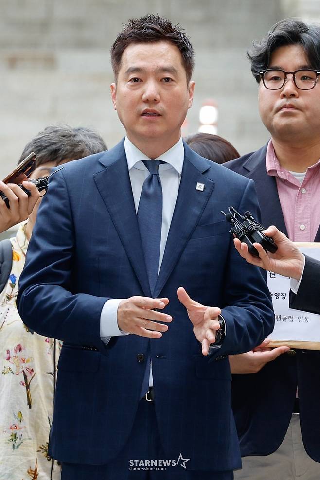 (서울=뉴스1) 안은나 기자 = 김세의 가로세로연구소(가세연) 대표가 26일 오전 서울 서초구 중앙지방법원에서 성폭력범죄의 처벌 등에 관한 특례법 위반(카메라 등 이용 촬영·반포 등) 및 명예훼손 등 혐의와 관련, 구속 전 피의자 심문(영장실질심사)에 출석하며 취재진 질의에 답하고 있다.   김 대표는 유튜브 방송과 기자회견 등을 통해 배우 고(故) 김새론이 미성년자인 15세 때부터 약 6년간 김수현과 교제했다는 취지의 주장과 녹취록 등을 반복적으로 유포한 혐의를 받는다. 2026.5.26/뉴스1  Copyright (C) 뉴스1. All rights reserved. 무단 전재 및 재배포,  AI학습 이용 금지. /사진=(서울=뉴스1) 안은나 기자