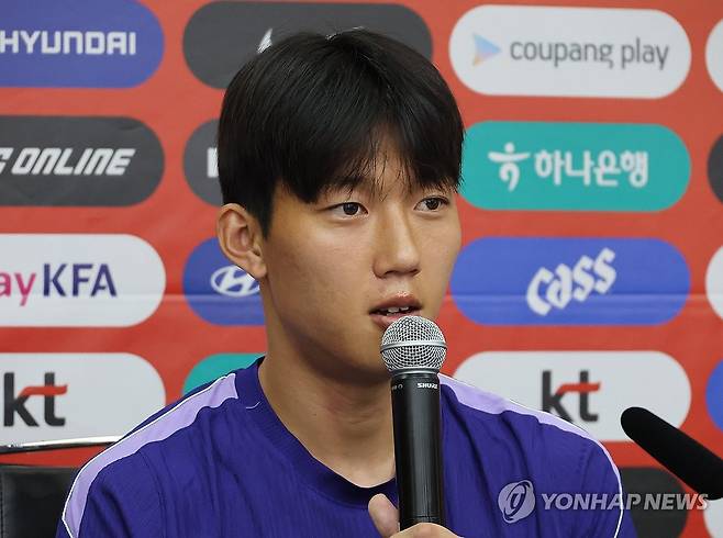 이한범, 훈련전 인터뷰 (산니콜라스[멕시코 누에보레온주]=연합뉴스) 최재구 기자 = 2026 북중미 월드컵에서 남아프리카 공화국과 조별리그 3차전을 앞둔 한국 축구 국가대표팀의 이한범이 22일(현지시간) 멕시코 누에보레온주 산니콜라스의 에스타디오 우니베르시타리오에서 비공개 훈련에 앞서 인터뷰하고 있다. 2026.6.23 jjaeck9@yna.co.kr