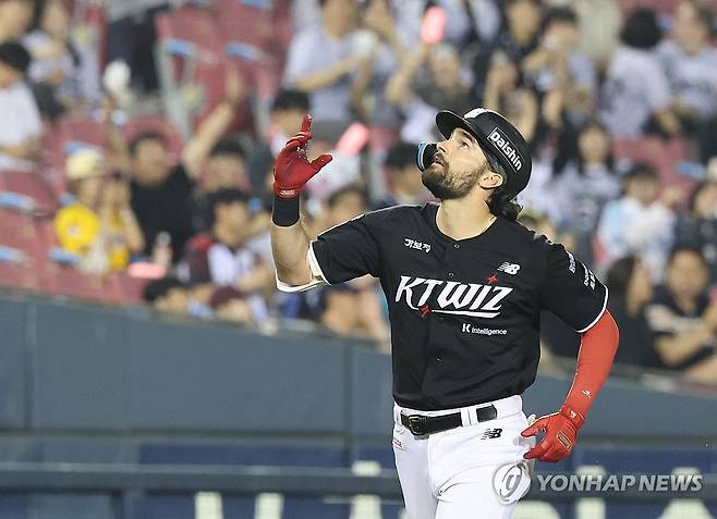 힐리어드 '투런포!' (서울=연합뉴스) 임화영 기자 = 28일 서울 잠실야구장에서 열린 KT wiz와 두산 베어스의 경기.     9회초 2사 1루 KT 힐리어드가 2점 홈런을 친 뒤 기뻐하고 있다. 2026.5.28 hwayoung7@yna.co.kr