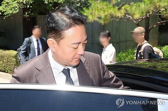 중앙그룹 계열사 회생 신청 심문 마친 홍정도 부회장 (서울=연합뉴스) 김인철 기자 = 법원에 회생을 신청한 종합편성채널 JTBC 등 중앙그룹 계열사 5곳에 대한 대표자 심문 기일이 열린 23일 홍정도 중앙그룹 부회장이 서초구 서울회생법원에서 열린 중앙그룹 계열사 기업회생신청 대표자 심문을 마친 뒤 이동하고 있다. 2026.6.23 [공동취재] yatoya@yna.co.kr