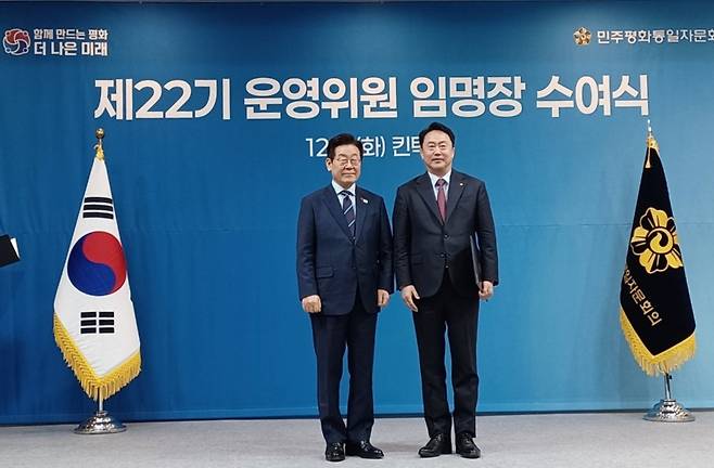 민주평통 아태지역 부의장 임명장 받은 최분도 지난해 12월 2일 경기도 고양시 킨텍스에서 이재명 대통령(좌측)으로부터 민주평통 아태지역 부의장 임명장을 받은 최분도 PTV그룹 회장. [민주평통 제공]