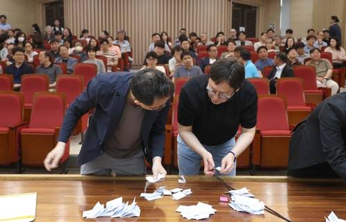 지난 17일 '총장 불신임 실시 안건' 투표용지 개표하는 국립창원대 교수회 [촬영 박영민]