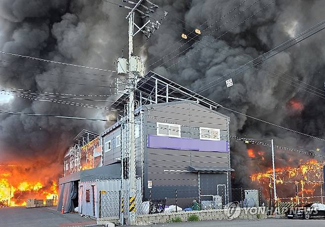 김포 물류창고서 큰불 (서울=연합뉴스) 23일 경기 김포시 운양동 한 창고에서 화재가 발생해 불길과 연기가 치솟고 있다. 
    불이 난 창고는 신발 등이 보관된 곳으로, 철골 구조 3개 동에 연면적 331㎡ 규모인 것으로 파악됐다. 2026.6.23 [독자 제공. 재판매 및 DB 금지] photo@yna.co.kr