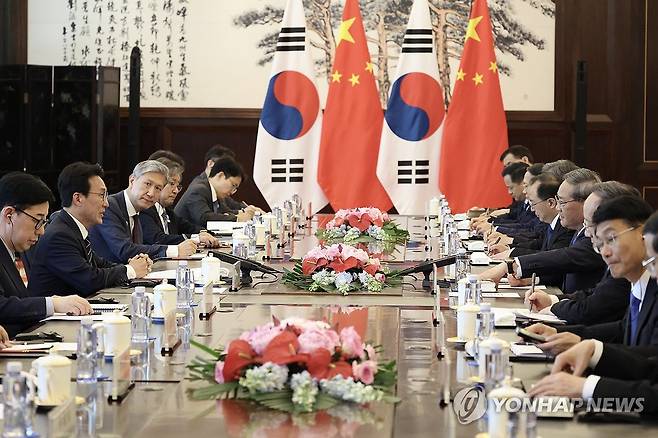 김민석 국무총리, 리창 중국 국무원 총리와 회담 (서울=연합뉴스) 중국을 방문 중인 김민석 국무총리(왼쪽 두 번째)가 23일 중국 다롄의 방추도 호텔에서 열린 리창 중국 국무원 총리와의 회담에서 발언하고 있다. 2026.6.23 [국무총리실 제공. 재판매 및 DB 금지] photo@yna.co.kr