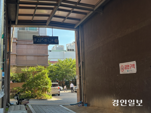 수원시 권선구의 한 상가 통로 골목에서 한 남성이 비틀거리는 모습이 담긴 영상이 지난 22일 SNS에서 퍼져 논란이 된 가운데, 경찰이 영상 속 남성을 23일 긴급체포했다. 2026.6.23 /이영지기자 bbangzi@kyeongin.com