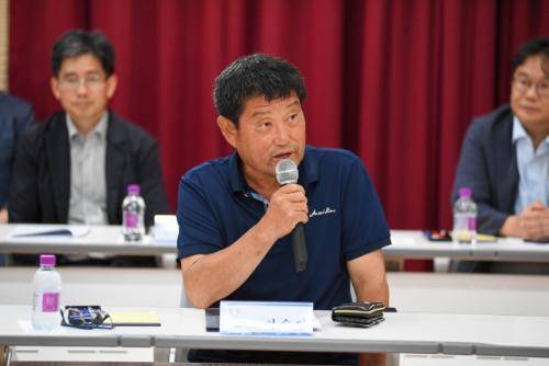 동서고속화철도 양구 용하~야촌 구간 교량화 비용을 양구군 전액 부담 가능성이 제기되자 지역사회 반발이 확산되고 있다. 사진은 이수연 야촌리 이장이 지난해 8월 국정기획위원회와 국민권익위원회가 주관한 현장조정회의에서 인삿말을 하고 있는 모습.