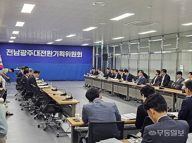 민형배 전남광주통합특별시장 당선인과 전남 중남권 시장·군수 당선인들이 24일 나주 전남광주대전환기획위원회 회의실에서 열린 ‘중남권 업무공유회’에 참석해 지역 현안을 건의하는 모습.최류빈기자 rubi@mdilbo.com