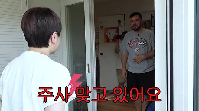 Broadcaster Sam Hammington appeared on the YouTube channel Gaegwacheonseon Seo In-young and revealed that he is losing weight with the help of diet injections. Seo In-young expressed surprise at Sam Hammingtons changed appearance, expecting the weight loss to be due to childcare, but Sam Hammington honestly confessed to using the injections.In a video released on the 24th, Seo In-young visited Sam Hammingtons home and met the brothers William and Bentley. Seeing Sam Hammingtons noticeably slimmer appearance, Seo In-young asked about his diet secret and burst into laughter at Sam Hammingtons unexpected answer.Additionally, Sam Hammington continued the warm atmosphere by mentioning that Seo In-youngs appearance resembled his second son, Bentley.