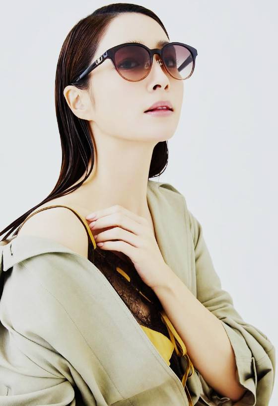 Actor Lee Min-jung showcased an elegant and sophisticated charm in a sunglass pictorial shared on his Instagram. In the released photos, Lee Min-jung captivated attention by emphasizing his flawless skin and chic aura while wearing sunglasses.Lee Min-jung has recently opened a YouTube channel and is actively communicating with fans by sharing his daily life and hosting talk content with colleagues.