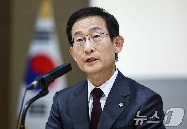 김호철 감사원장이 24일 서울 종로구 감사원에서 열린 기자간담회에서 취재진 질문에 답하고 있다. 2026.6.24 ⓒ 뉴스1 김도우 기자