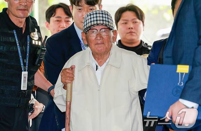 20대 대선과 22대 총선 전후로 신도 5만 명 이상을 국민의힘에 집단 입당시키도록 지시한 의혹을 받는 이만희 신천지예수교증거장막성전(신천지) 총회장이 24일 오후 서울 서초구 중앙지방법원에서 열린 정당법 위반·업무방해 혐의 구속 전 피의자 심문(영장실질심사)에 출석하고 있다. 2026.6.24 ⓒ 뉴스1 안은나 기자