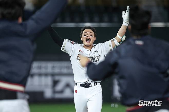 롯데 윤동희가 23일 부산 사직구장에서 열린 2026 KBO리그 정규시즌 NC전에서 끝내기 안타를 친 후 기뻐하고 있다. 사진 | 롯데 자이언츠