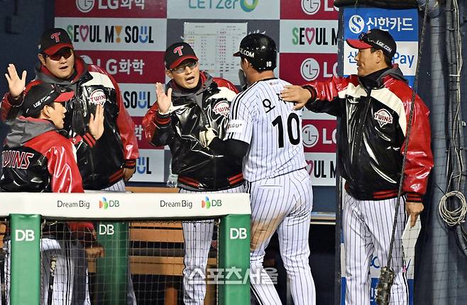 LG 염경엽 감독(가운데)이 21일 잠실구장에서 열린 2026 KBO리그 한화와의 경기 4회말 1사 2-3루 상황에서 송찬의의 2차점 적시타에 득점을 한 오지환과 하이파이브를 하고 있다. 잠실 | 박진업 기자 upandup@sportsseoul.com