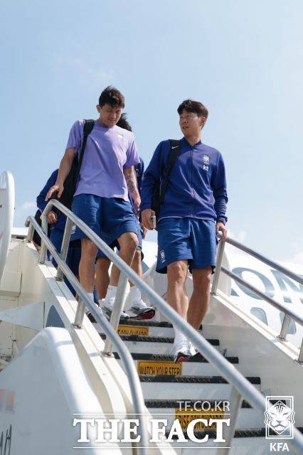 한국축구대표팀 손흥민(오른쪽)과 김민재가 지난 22일(한국시간) 남아공과의 A조 조별리그 3차전이 예정된 몬테레이의 국제공항에 도착해 비행기에서 내려오고 있다./몬테레이(멕시코)=KFA