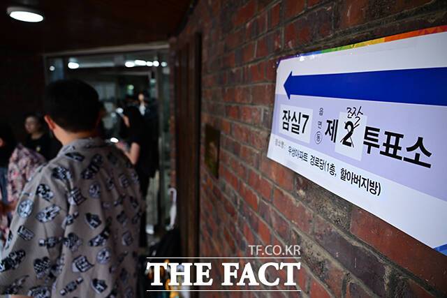 6·3 지방선거 당시 발생한 '투표용지 부족 사태'를 수사 중인 검경 합동수사본부(합수본)가 서울시·송파구 선거관리위원회 관계자 12명을 놓고 강제수사에 나섰다./남윤호 기자