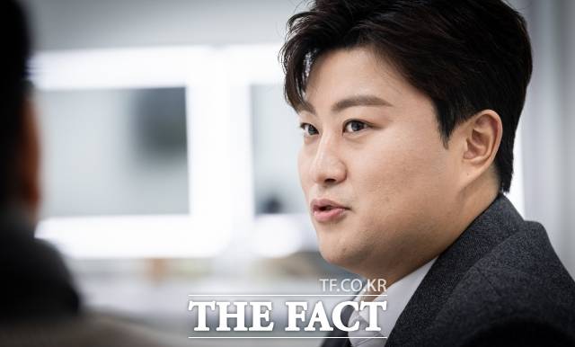 "다리 수술부터 먼저 해야 한다." 23일 법무부가 김호중의 가석방을 결정했다는 소식이 알려진 뒤 팬카페와 온라인 커뮤니티에는 축하와 안도, 감동과 환호의 메시지가 쏟아졌다. /더팩트 DB