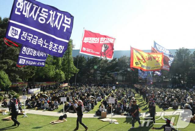 현대자동차 노조 조합원들이 5월 13일 울산공장 본관 앞에서 '2026년 단체교섭 완전 승리를 위한 출정식'을 하고 있다. (사진=뉴스1)