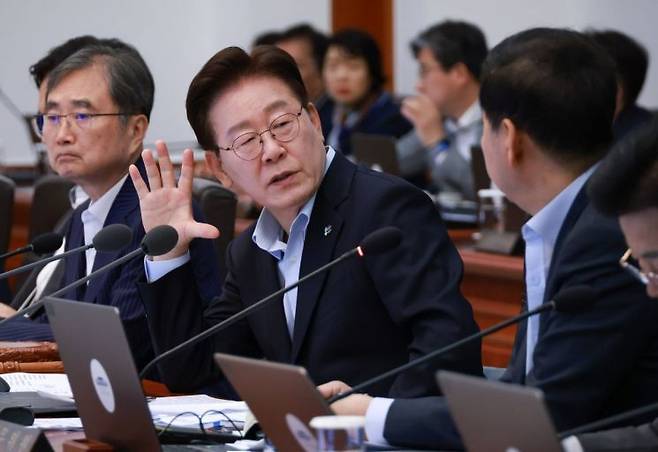이재명 대통령이 23일 청와대에서 열린 국무회의 겸 비상경제점검회의에서 부처 보고를 마친 구윤철 부총리 겸 재정경제부 장관에게 질문하고 있다. 연합뉴스