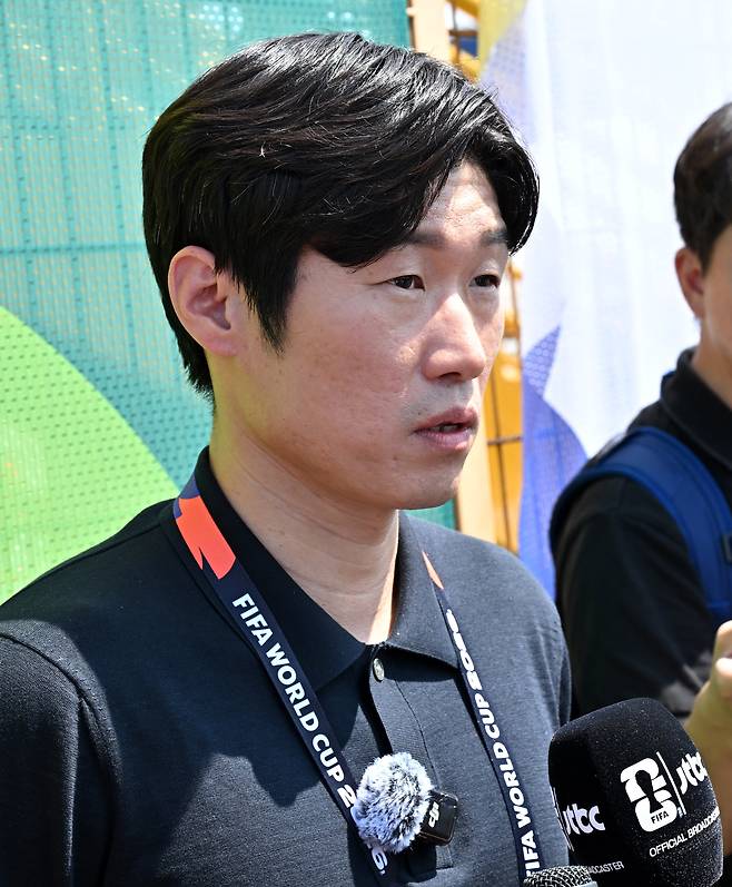 2026 북중미 월드컵 남아공전을 하루 앞둔 대한민국 월드컵 대표팀이 24일(한국시각) 멕시코 몬테레이 인근 산니콜라스의 에스타디오 우니베르시타리오에서 공식 훈련을 가졌다. 훈련장을 찾은 박지성 해설위원이 취재진과 인터뷰를 하고 있다. /허상욱 스포츠조선 기자