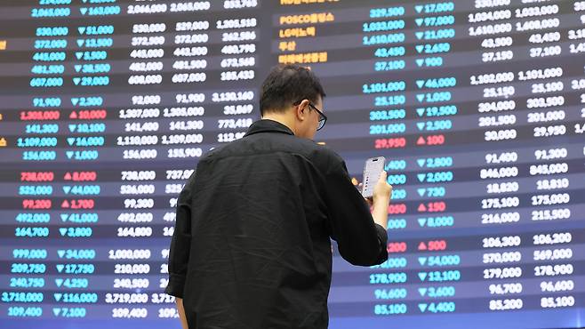증시가 폭락한 지난 23일 한국거래소 전광판에 표시 된 종목 대부분이 하락세를 보이고 있다. /장경식 기자