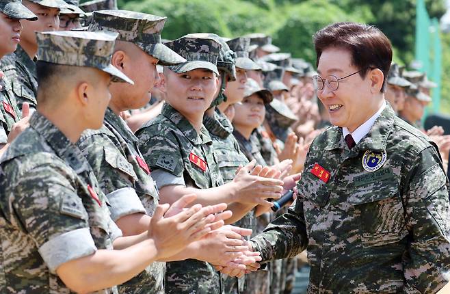 이재명 대통령이 24일 인천 옹진군 연평도 연평부대에서 해병대 장병들과 인사하고 있다. /뉴스1