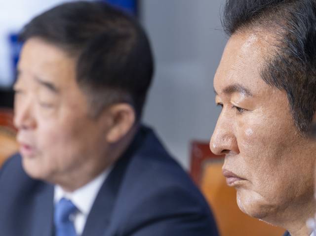 정청래 더불어민주당 대표가 24일 국회에서 열린 최고위원회의에서 강득구 최고위원의 지방선거 평가 인식 차이를 비판하는 발언을 듣고 있다. [연합뉴스]