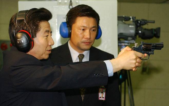 2003년 5월 29일 노무현 전 대통령이 연무관에서 열린 경호실 무술시범을 마치고 사격장을 들러 사격을 해 보고 있다. 한국일보 자료사진