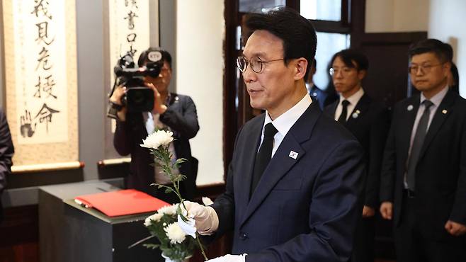 안중근 의사 영정사진 앞에 헌화하는 김민석 국무총리