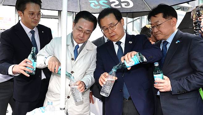 국회 윤석열 정권 정치검찰 조작기소 의혹 사건 진상규명 국정조사특별위원회 박성준 더불어민주당 간사를 비롯한 의원들이 지난 4월 9일 '연어 술 파티', '진술 회유 의혹' 검증을 위해 경기 수원지검을 현장 방문, 인근 편의점에서 '당시 쌍방울 직원이 소주를 사서 생수병에 넣었다'는 주장과 함께 현장 재연을 하고 있다. 2026.4.9 [사진=연합뉴스]