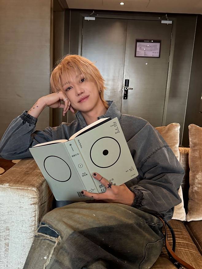‘젠지(GenZ)의 책장’ 연재에 참여하는 인터뷰이들에게 책과 함께하는 나의 모습을 촬영해달라고 부탁했다. 미국 음반 프로듀서 릭 루빈의 책 『창조적 행위: 존재의 방식』 중국어판을 절반 정도 읽었다는 디에잇은 이달 초 편한 모습으로 찍은 사진을 보내왔다. [사진 플레디스 엔터테인먼트]