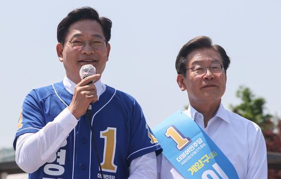 지난 2023년 4월21일 송영길 당시 더불어민주당 서울시장 후보, 이재명 당시 인천 계양을 국회의원 후보가 김포시 김포여객터미널 아라마린센터 앞 수변광장에서 김포공항 이전 수도권 서부 대개발 정책협약 기자회견을 하고 있다. 뉴스1