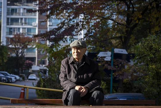 황동규 시인이 서울 동작구 자택 인근에서 중앙일보와 인터뷰를 하고 있다. 장진영 기자