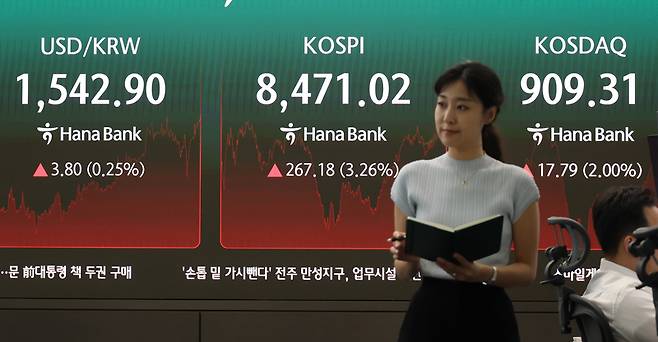 ▲ 24일 서울 중구 하나은행 딜링룸 현황판에 8,400선을 회복한 코스피·코스닥 종가가 표시돼있다. 이날 코스피는 전 거래일 대비 267.18포인트(3.26%) 오른 8,471.02, 코스닥 지수는 전장 대비 17.79포인트(2.00%) 오른 909.31로 장을 마감하며 900선을 회복했다. 연합뉴스