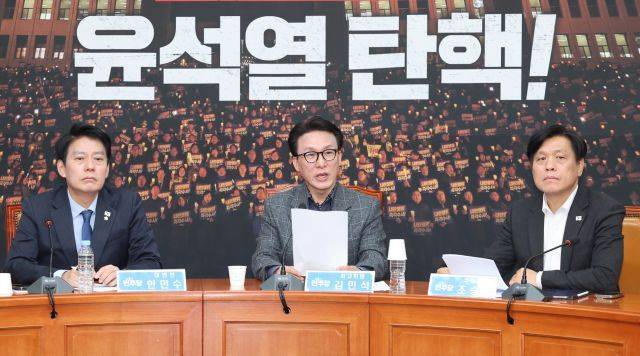 지난 2024년 12월 당시 김민석 더불어민주당 최고위원이 서울 여의도 국회에서 열린 기자간담회에서 "내란사태의 신속하고 근본적인 종결을 위한 민주당의 입장"을 밝히고 있다. 연합뉴스