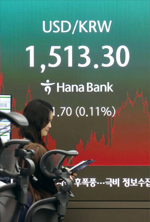 원·달러 환율 1500원 안팎이 일시적 위기가 아니라 한국 경제의 새 기준선으로 굳어지는 흐름이다. 사진은 6월 17일 서울 중구 하나은행 본점 딜링룸 현황판에 원·달러 환율이 표시돼 있는 모습. (연합뉴스)