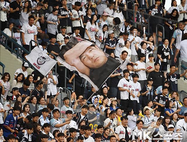 20일 서울 잠실야구장에서 ‘2026 프로야구’ 두산 베어스와 LG 트윈스의 경기가 열렸다. 두산 야구 팬들이 양의지 얼굴이 있는 깃발을 흔들고 있다. 사진=천정환 기자
