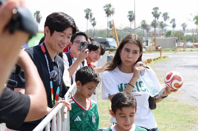 '2026 FIFA 북중미 월드컵'이 열리는 멕시코 몬테레이 유니버시티 스타디움에서 박지성 축구 해설위원이 취재진 인터뷰 후 현지 팬들과 사진 촬영 중인 모습. /사진=스타뉴스