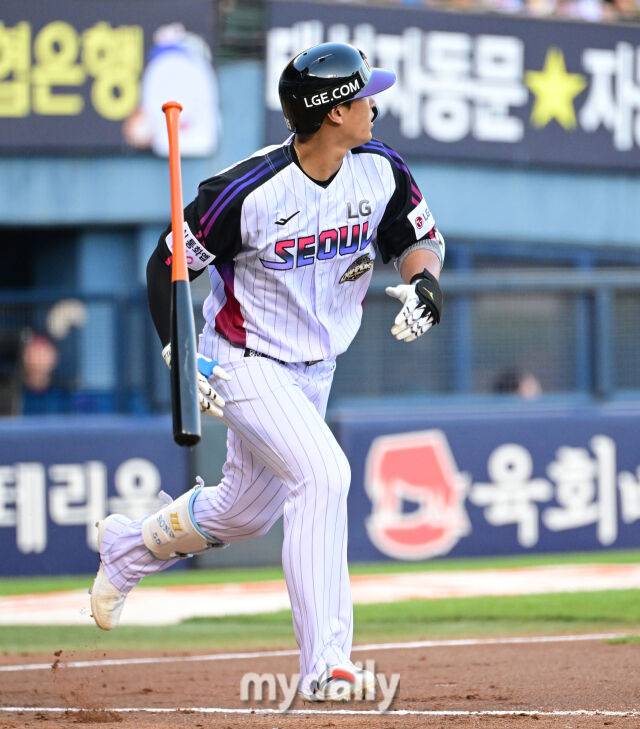 LG 송찬의가 1회말 2사 1.2루서 3점 홈런을 치고 있다./마이데일리