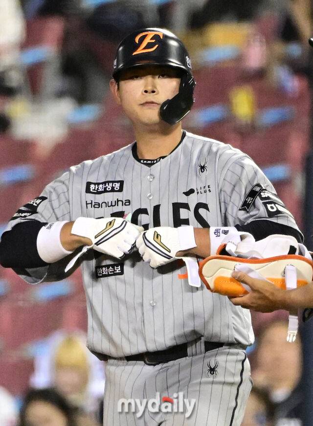 2026년 6월 2일 오후 서울 잠실구장에서 열린 '2026 신한 SOL KBO리그' 한화 이글스와 두산 베어스의 경기. 한화 허인서가 9회초 1사 2루서 1타점 적시타를 친 뒤 더그아웃을 보고 있다./유진형 기자