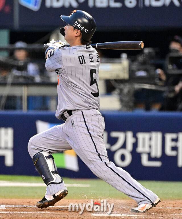 2026년 6월 2일 오후 서울 잠실구장에서 열린 '2026 신한 SOL KBO리그' 한화 이글스와 두산 베어스의 경기. 한화 이도윤이 5회초 2사 3루서 타격하고 있다./마이데일리