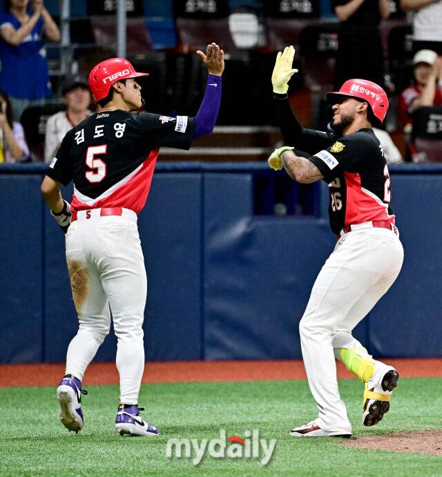 2026년 6월 23일 오후 서울 고척스카이돔에서 열린 '2026 신한 SOL KBO리그' KIA 타이거즈와 키움 히어로드의 경기. KIA 카스트로가 9회초 1사 1루서 2점 홈런을 친 뒤 김도영의 축하를 받고 있다./마이데일리