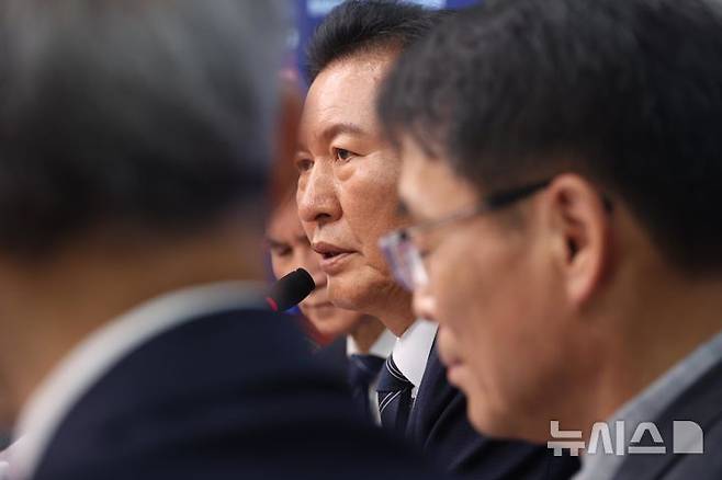 [서울=뉴시스] 조성봉 기자 =  정청래 더불어민주당 대표가 22일 오후 서울 여의도 국회에서 열린 '격동하는 2026 : 이란 전쟁, 북중 정상회담 그리고 한반도' 긴급 국제정세 토론회에서 발언을 하고 있다.  2026.06.22.  suncho21@newsis.com