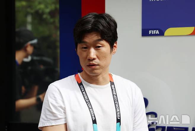 [사포판(멕시코)=뉴시스] 김명년 기자 = 한국 축구 레전드 박지성 JTBC 해설위원이 10일(현지 시간) 체코를 상대로한 2026 국제축구연맹(FIFA) 북중미월드컵 조별리그 A조 1차전을 앞두고 멕시코 과달라하라 인근 사포판에 위치한 베이스캠프 훈련장 치바스 바예 베르데에서 취재진 질문에 답하고 있다. 2026.06.11. kmn@newsis.com
