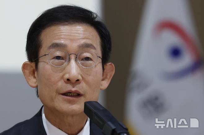 [서울=뉴시스] 조성우 기자 = 김호철 감사원장이 24일 서울 종로구 감사원에서 열린 기자간담회에서 취재진 질문에 답변하고 있다. 2026.06.24. xconfind@newsis.com