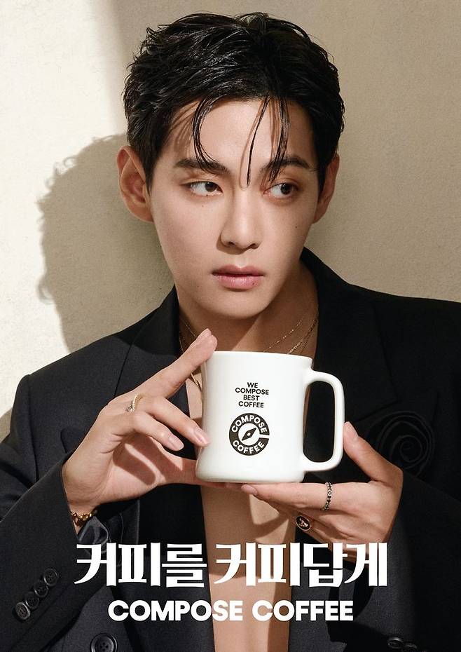 [서울=뉴시스] 컴포즈커피, 전속 모델 '뷔(V)'와 신규 광고 및 브랜드 슬로건 '커피를 커피답게' 공개.(사진=컴포즈커피 제공) 2025.08.19. *재판매 및 DB 금지